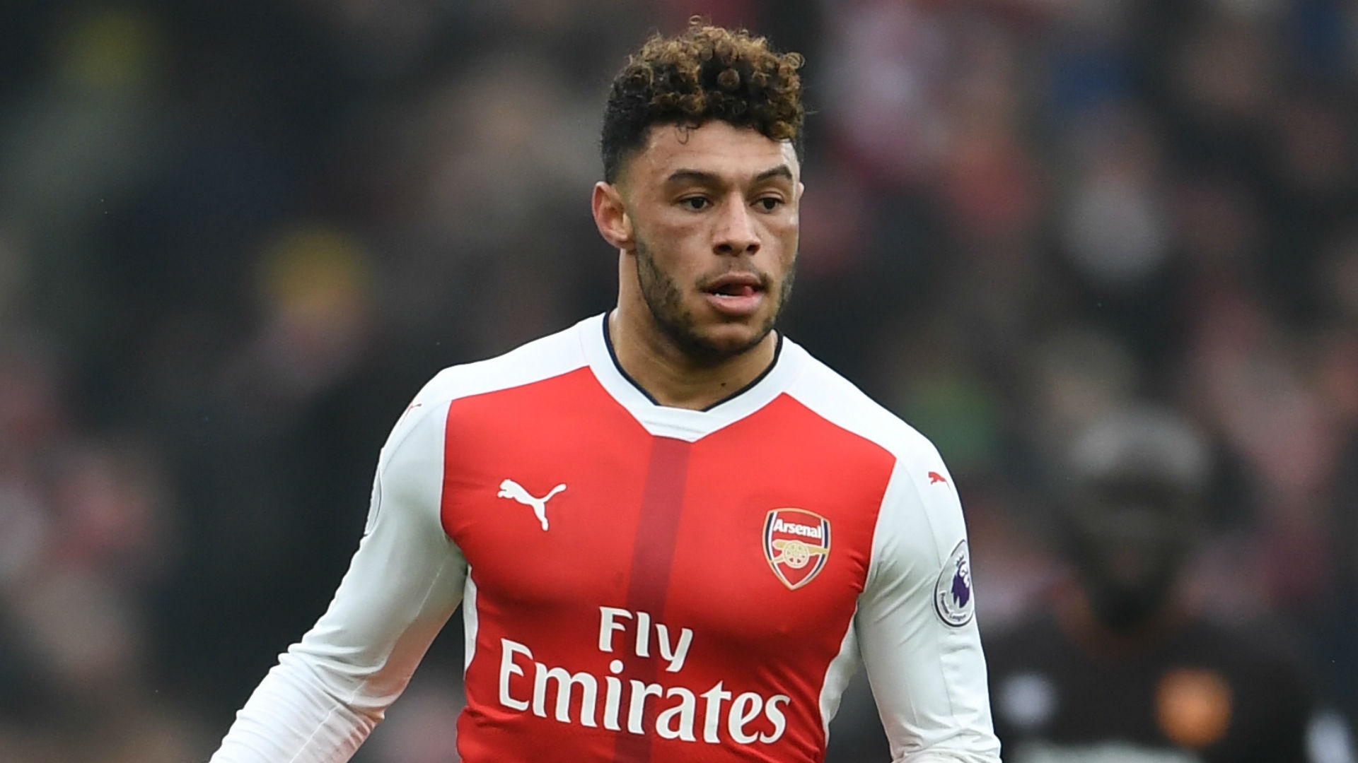 Ray Parlour, who played for the Gunners between 1992 and 2004, urges Wenger to focus on keeping Oxlade-Chamberlain at the club.